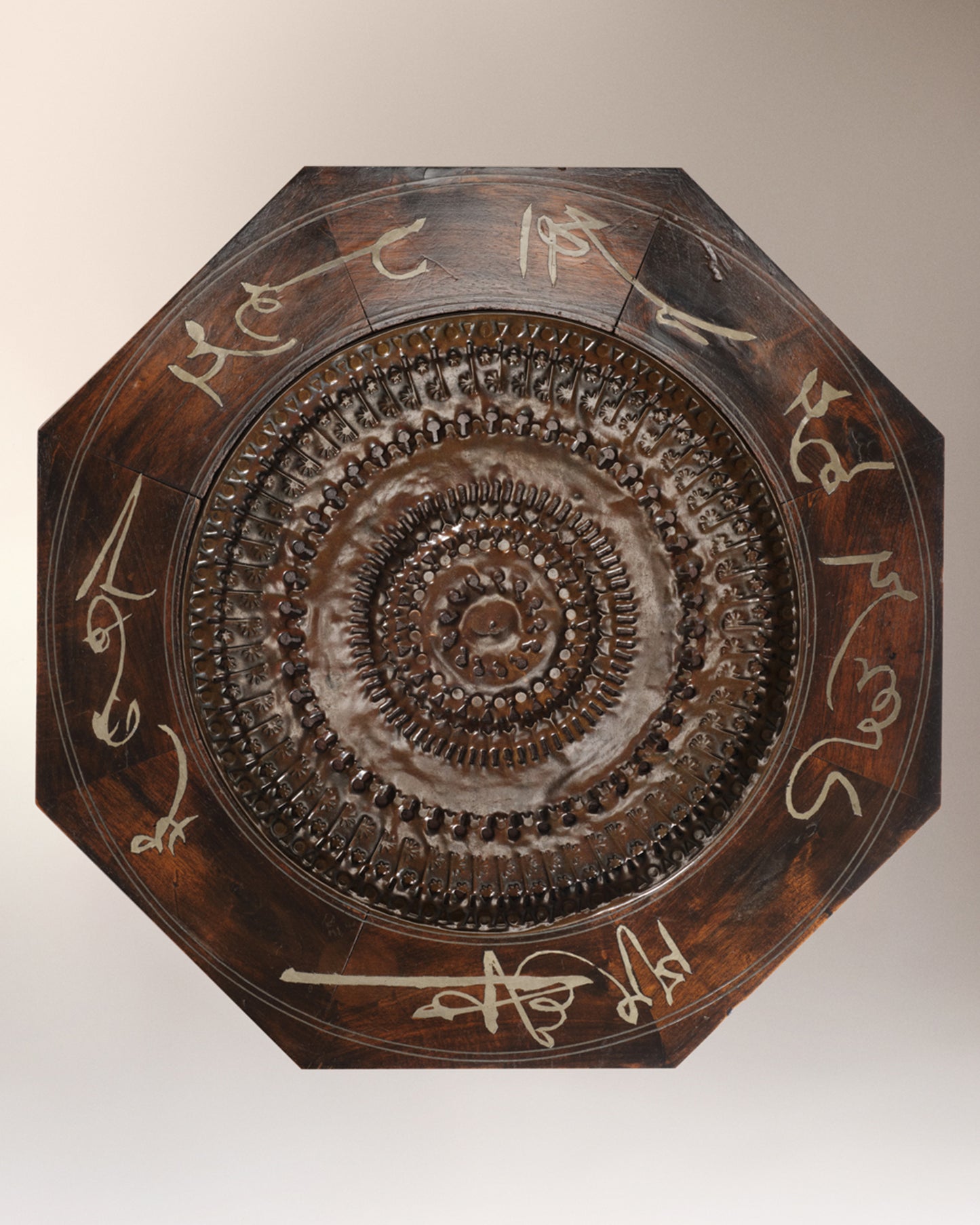VINTAGE CARLO BUGATTI - Table d’appoint