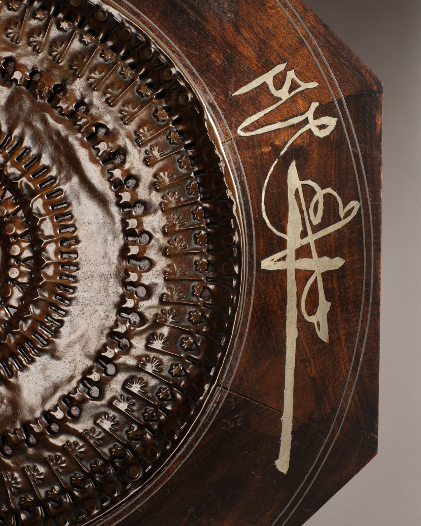 VINTAGE CARLO BUGATTI - Table d’appoint