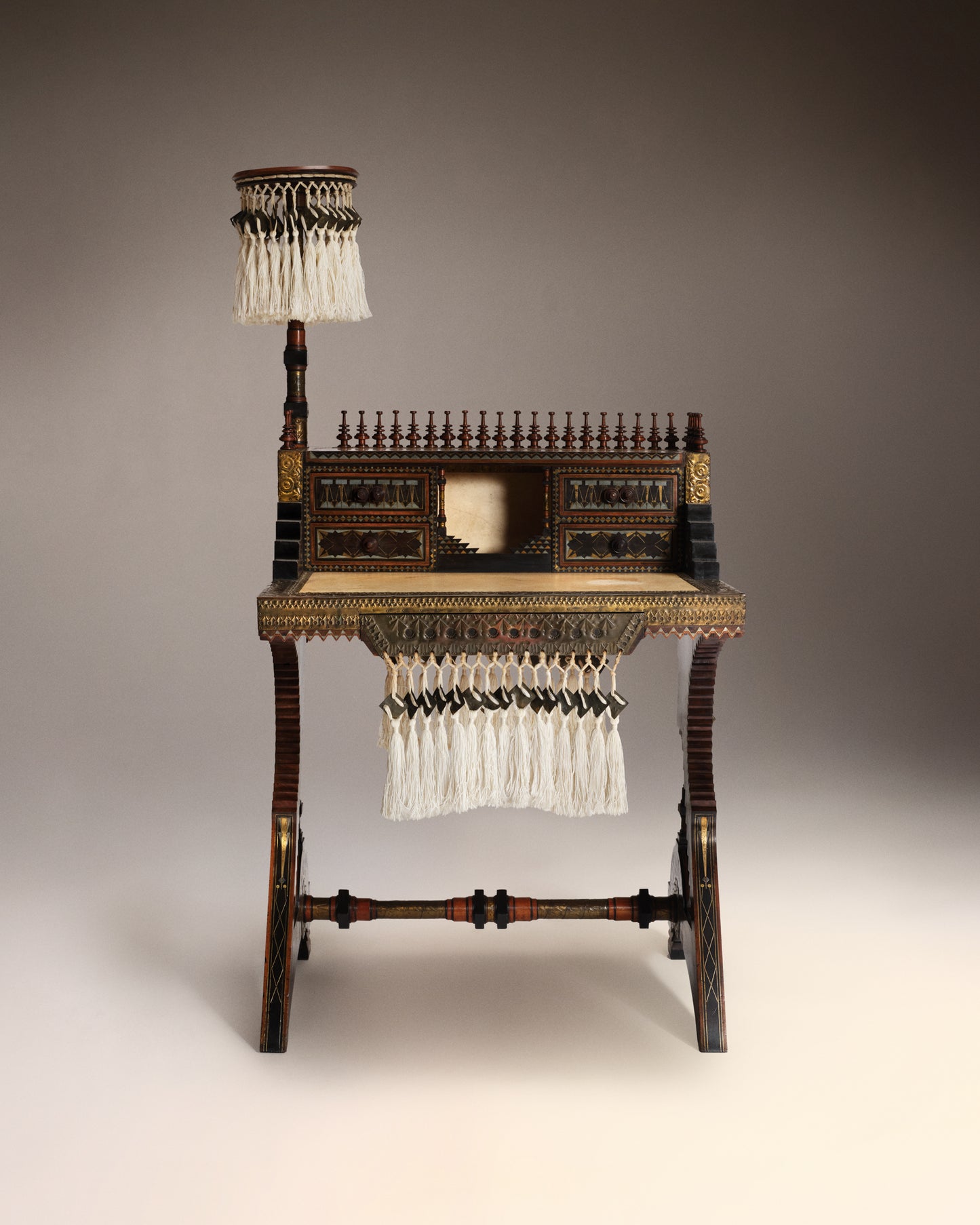 VINTAGE CARLO BUGATTI - Un bureau et une chaise