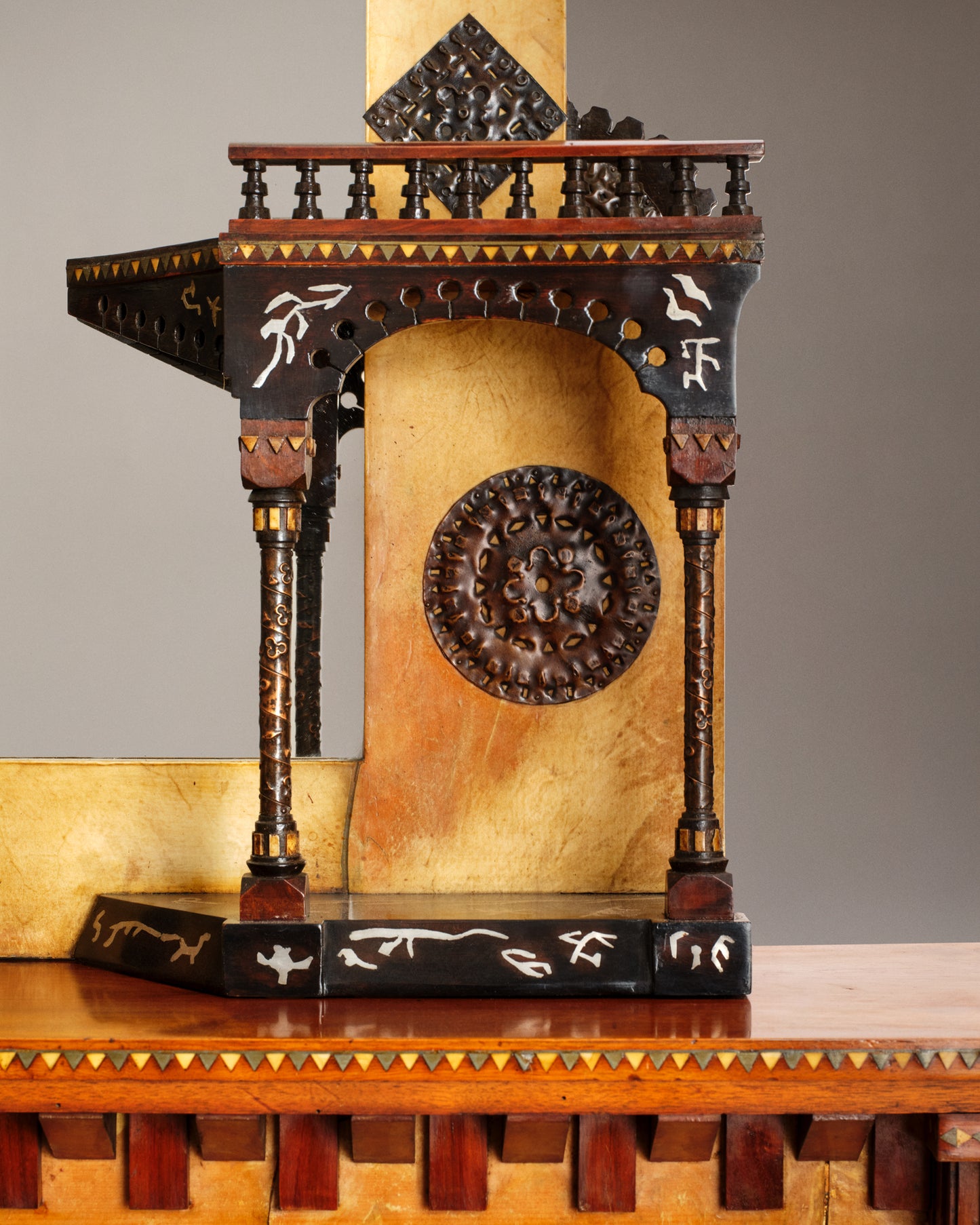 VINTAGE CARLO BUGATTI - Meuble d’entrée avec miroir