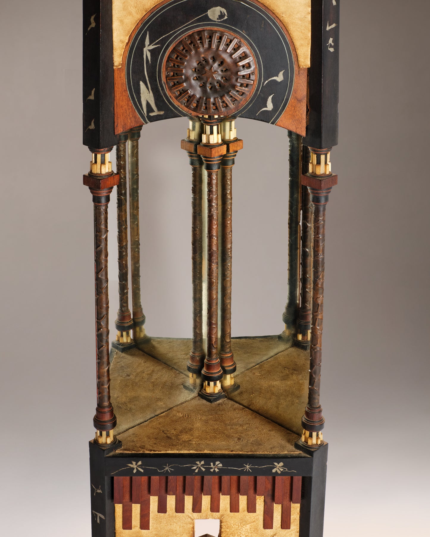 VINTAGE CARLO BUGATTI - Etagère d'angle