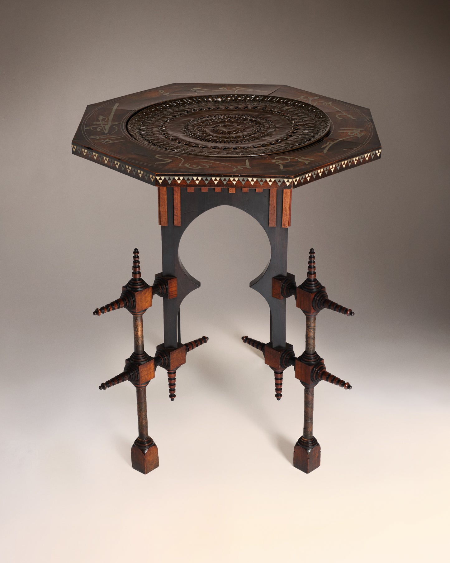 VINTAGE CARLO BUGATTI - Table d’appoint