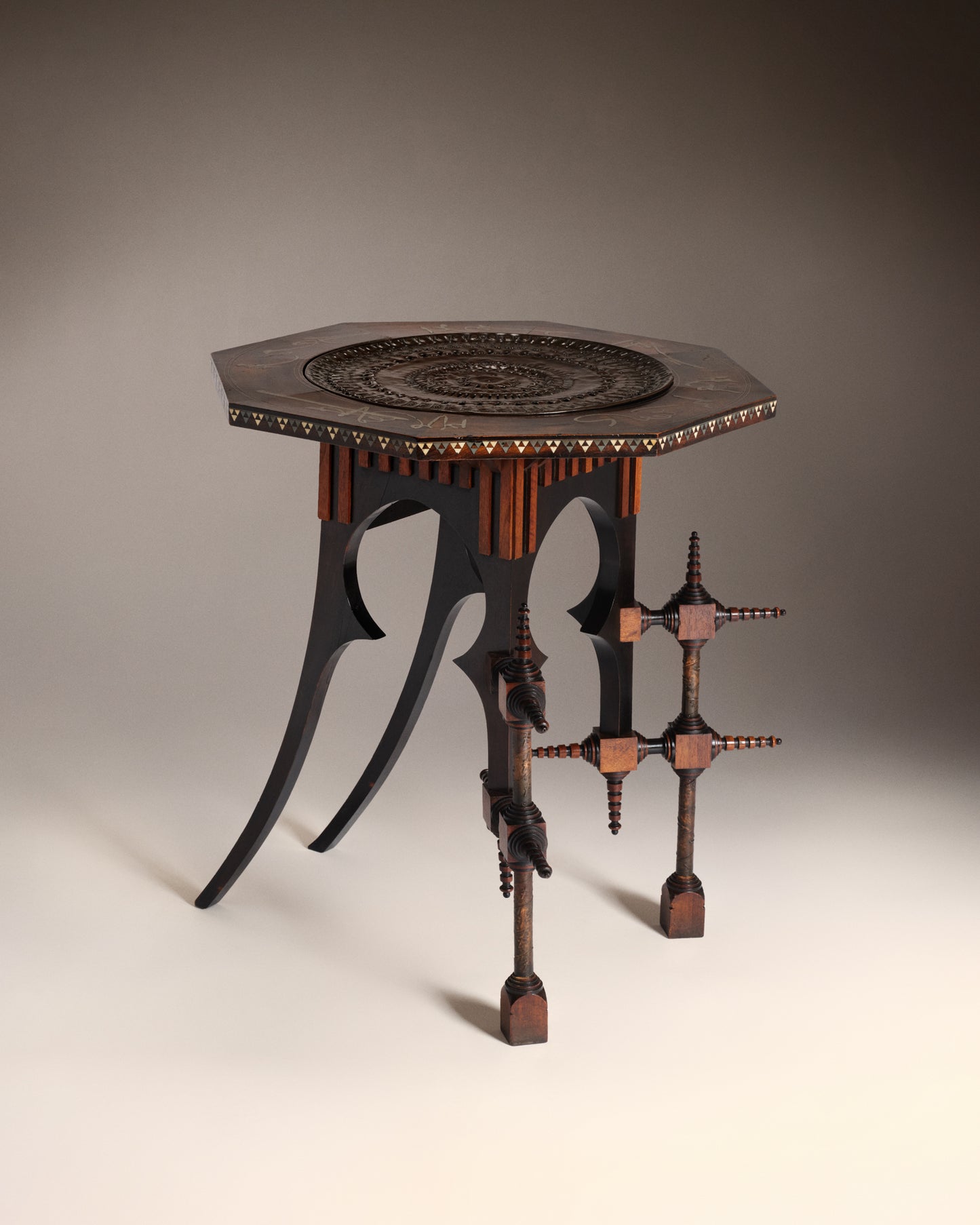 VINTAGE CARLO BUGATTI - Table d’appoint